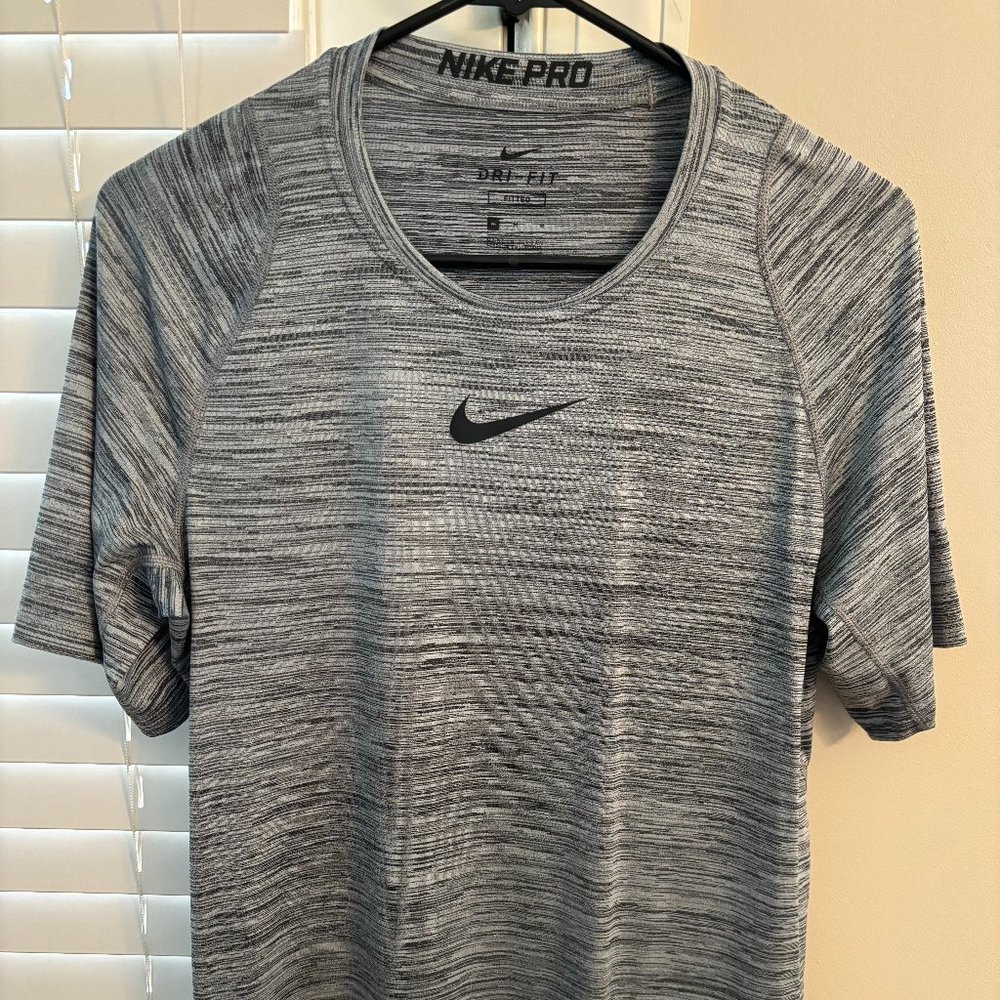 Nike Pro Men's Dri-FIT Fitted Grey/Black Short-Sleeve workout shirt